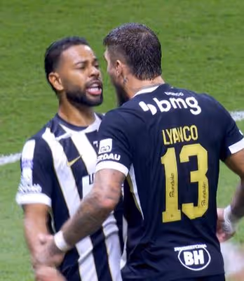 Após expulsão no clássico contra o Cruzeiro, Lyanco discute com Renan Lodi em campo
