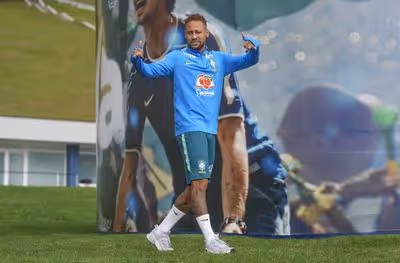 Neymar participa de atividades no gramado em terceiro dia de treino da Seleção Brasileira