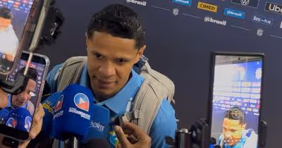 Douglas Santos valoriza apoio da torcida após goleada do Brasil: