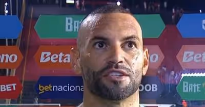 Weverton explica queda antes de jogo contra o Vitória e critica refletor do Barradão: