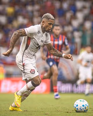 Marinho sofre lesão na coxa e vira desfalque no Vitória; saiba mais