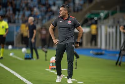 Jair Ventura aponta falhas ofensivas em derrota do Vitória para o Grêmio: