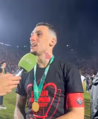 "Eu ia jogar nem que fosse com uma perna", diz Baralhas após título do Vitória