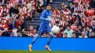 El mercado del Valencia CF vuelve a mirar a la portería