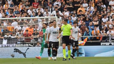 Polémica arbitral en el segundo gol del Atlético de Madrid al Valencia CF en Mestalla