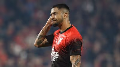 Artilheiro do Athletico na Série B sofre lesão e vira desfalque