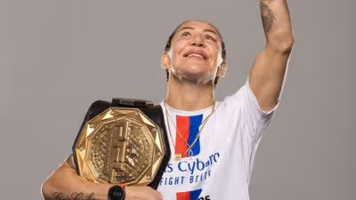 Cris Cyborg domina rival, finaliza e segue campeã absoluta na PFL