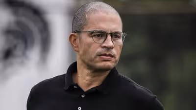 Time de Alex lidera expulsões e liga alerta na Série B