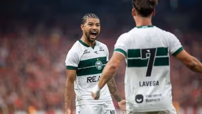 Coritiba venceu o Athletico em jogo ainda com carinha e ranço de futebol da Série B