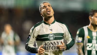 Josué supera marca de Alex no Brasileirão, mas preocupa após vitória do Coritiba
