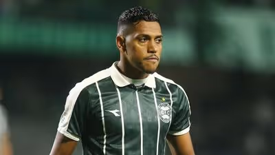 Após expulsão contra o Flamengo, atacante do Coritiba pode pegar gancho pesado