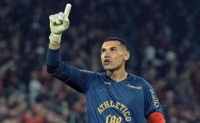 Santos faz história e vira o goleiro com mais jogos pelo Athletico