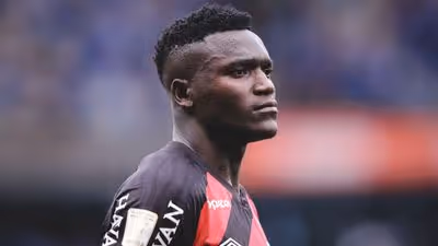 Petraglia freia renovação de Kevin Viveros no Athletico