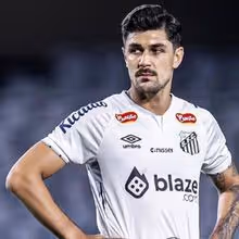 Santos impedido de inscrever jogadores por dívida ao Arouca pela transferência de João Basso