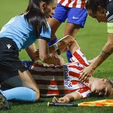 Jogadora do At. Madrid cai inanimada após choque violento durante jogo da Liga dos Campeões