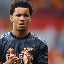 Arsenal equaciona empréstimo de Ethan Nwaneri