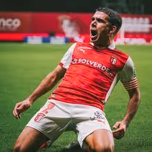 Víctor Gómez: e não é que o pequeno cabeceia como gente grande?