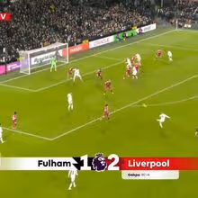 De levar as mãos à cabeça: o golaço de Harrison Reed que travou o Liverpool em casa do Fulham