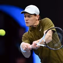 Sinner bate Shelton e marca encontro com Djokovic nas 'meias' do Open da Austrália