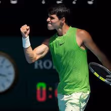 Alcaraz vence batalha com Zverev e estreia-se na final do Open da Austrália
