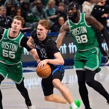 Neemias Queta marca oito pontos na vitória dos Celtics em Dallas
