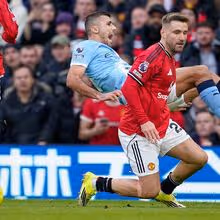 Luke Shaw rendido à gestão de Michael Carrick: «Sabe bem o que significa o Manchester United»