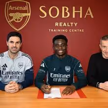 Oficial: Bukayo Saka renova com o Arsenal