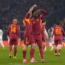 Roma vence e 'cola-se' ao Nápoles com o pódio da Liga italiana na mira