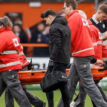 Alvo do Benfica lesiona-se com gravidade e sai de maca: transferência no verão pode estar em risco