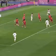 Disparo de primeira à entrada da área: o golaço de Francisco Conceição no Roma-Juventus