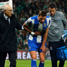 Bednarek não deve ver a Luz: central do FC Porto corre sérios riscos de falhar o clássico