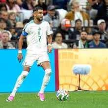 Mahrez anuncia fim de carreira ao serviço da Argélia: «Foi uma imensa honra e um grande motivo de orgulho»
