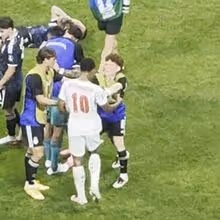 Jogadores argentinos festejaram à frente de Bellingham e craque inglês respondeu... com 'calduço' a Barco
