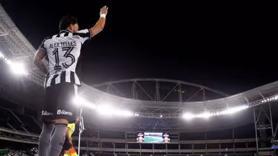 Botafogo perde para o Flamengo por 3 a 0 no Nilton Santos e crise no time aumenta pressão sobre Martín Anselmi