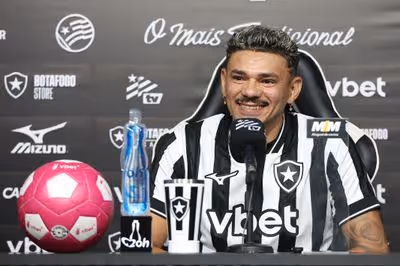 O dia já vem raiando, meu bem: Tiquinho Soares está de volta ao Glorioso