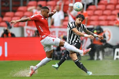 Botafogo perde para o Internacional, preocupa na defesa e vê zona de rebaixamento se aproximar