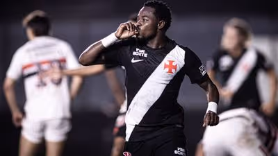 Vasco vira sobre o São Paulo em noite de homenagem a Roberto Dinamite em São Januário