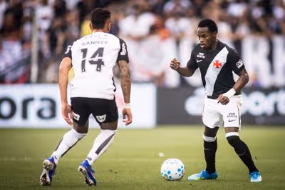 Com um a mais por quase todo o segundo tempo, Vasco joga mal, perde para o Corinthians e liga sinal de alerta