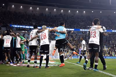 Vasco elimina o Fluminense no Maracanã e avança às quartas da Copa do Brasil
