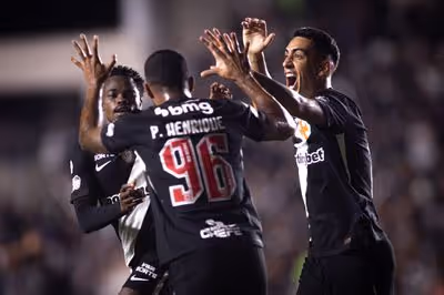 Vasco supera o Vitória em São Januário e abre vantagem nas quartas da Copa do Brasil