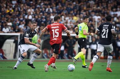 Flamengo vence o Remo debaixo de temporal e assume liderança isolada do Brasileirão