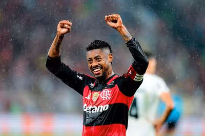 Flamengo vence o Corinthians e se mantém na liderança do Campeonato Brasileiro