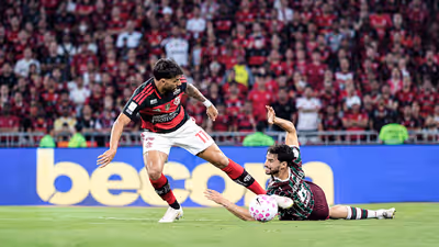 Flamengo vence o Fla-Flu, mantém a liderança e tem Rossi como herói