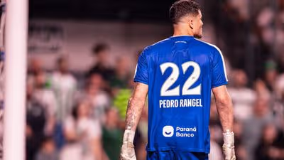 Ex-goleiro do Flu aproveita chance no Coritiba e brilha contra o ex-clube