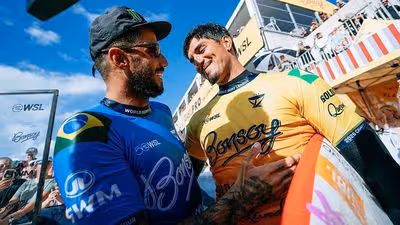 Filipe Toledo domina Gabriel Medina e avança nas oitavas em Gold Coast