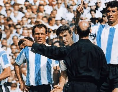 Confronto entre Inglaterra e Argentina deu origem aos cartões no futebol