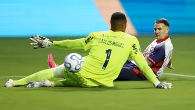 Carlos Miguel acumula falhas, mas dá recado otimista no Palmeiras