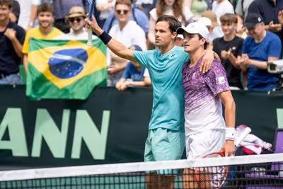 João Fonseca vence e avança à final de duplas em Halle