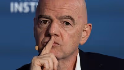 Sob pressão, Infantino deve ter futuro na Fifa decidido em março