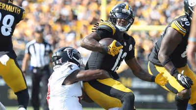 Aaron Rodgers walks off after first-half scare, returns to field; Steelers depth to be tested in Week 3